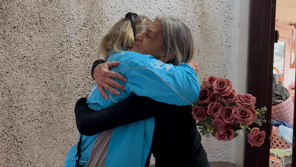 Supporting JDC staff (Photo: Adi Kenan) JDC staff assisting